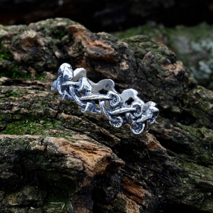 Exquisite Celtic Knot Ring in Polished Silver