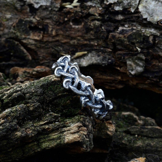 Exquisite Celtic Knot Ring in Polished Silver