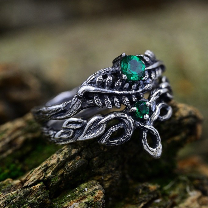 Twisted Vine Silver Ring Set with Emerald Stones