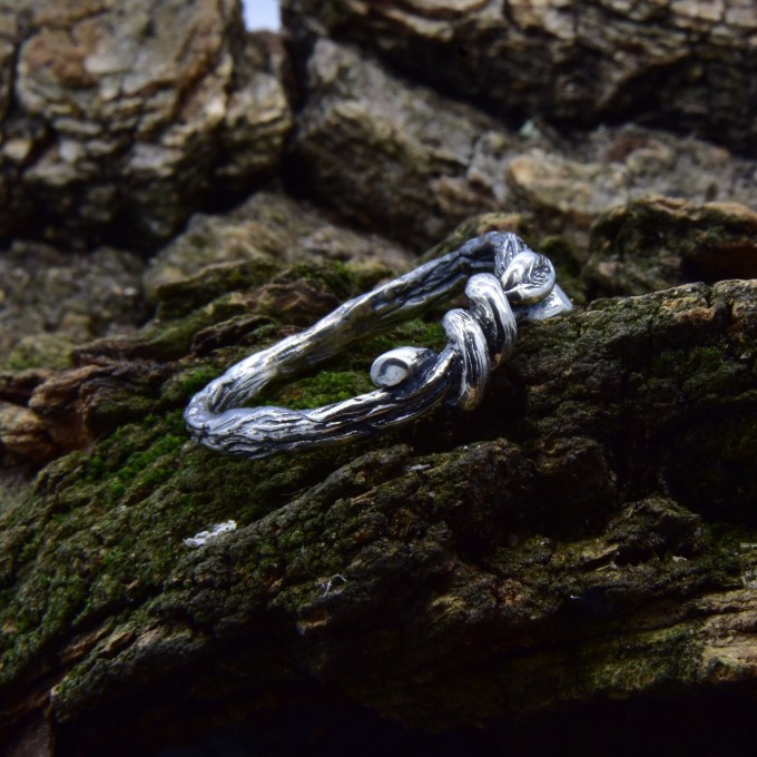 Nature-Inspired Gothic Ring with Twisted Vines