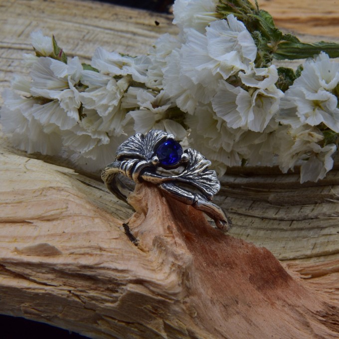 Floral Gothic Ring with Enchanting Sapphire Gemstoneg