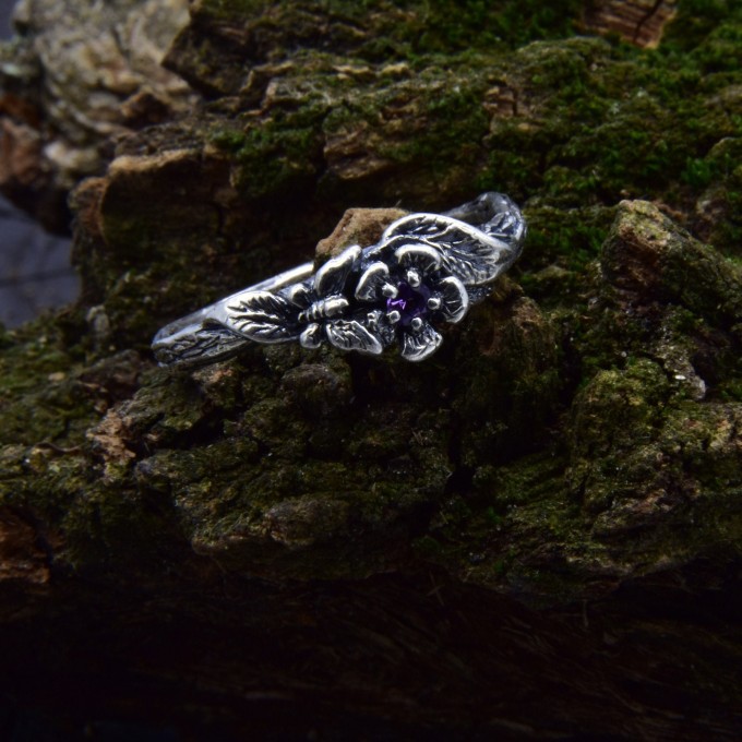Delicate Gothic Ring with Amethyst Details