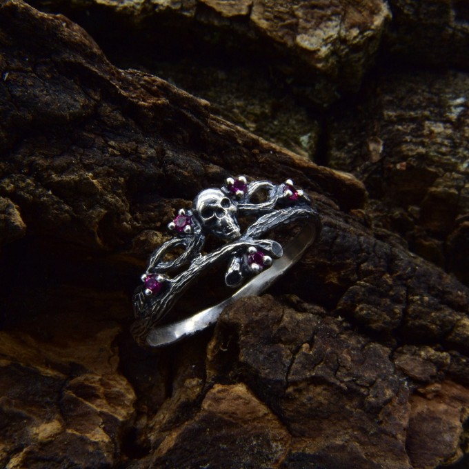 Heir of Twilight: Gothic Sterling Silver Ring with Amethyst Accents