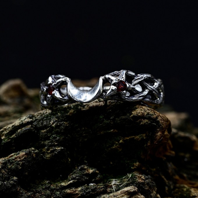 Twisting Shadows: Gothic Sterling Silver Ring with Sculpted Elegance