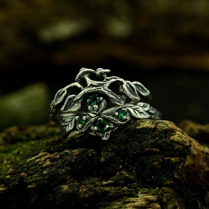 Enchanted Grove: Gothic Emerald Ring of Nature's Elegance