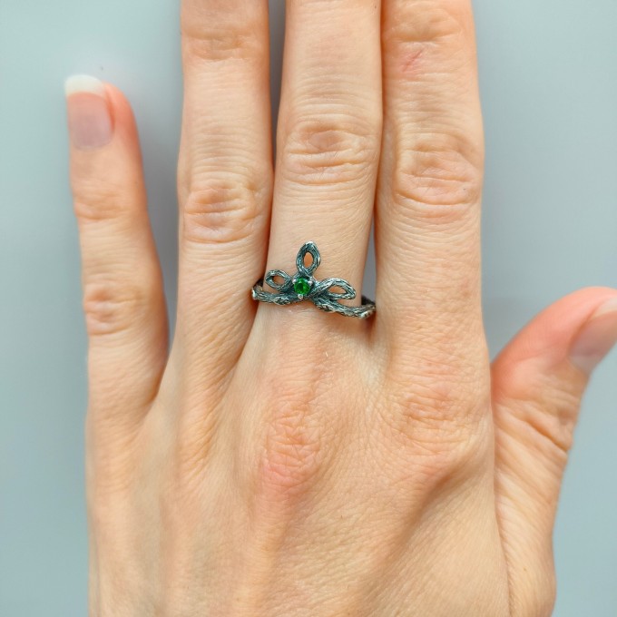 Verdant Bloom: Gothic Sterling Silver Ring with a Radiant Emerald