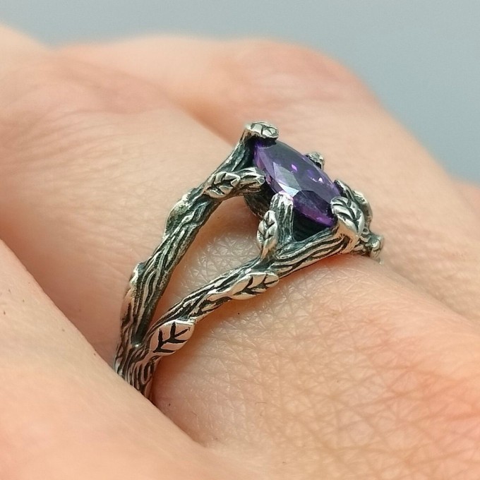 Elegant Gothic Ring with Amethyst Gemstone