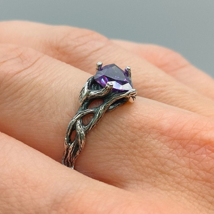 Elegant Gothic Ring with Amethyst Gemstone