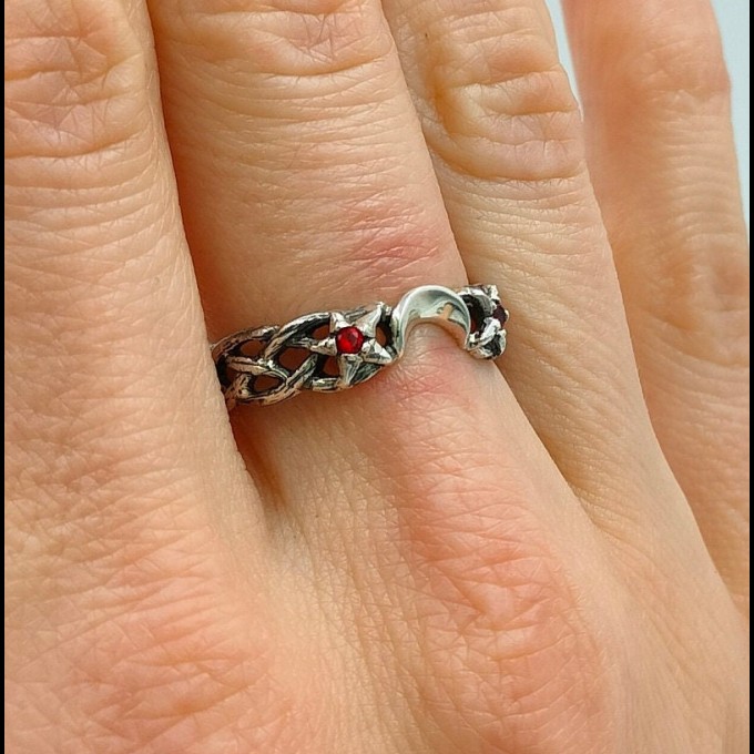 Twisting Shadows: Gothic Sterling Silver Ring with Sculpted Elegance