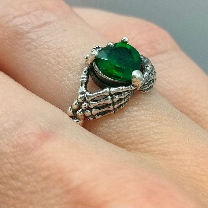 Unique Silver Ring with Emerald Gemstone and Dragon Claw Design