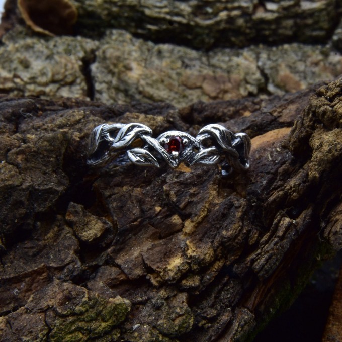 Exquisite Gothic Silver Ring with Garnet and Twisted Design
