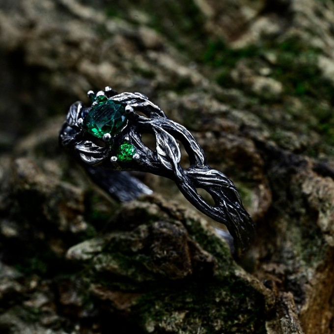Exquisite Silver Ring with Emerald and Nature Motifs