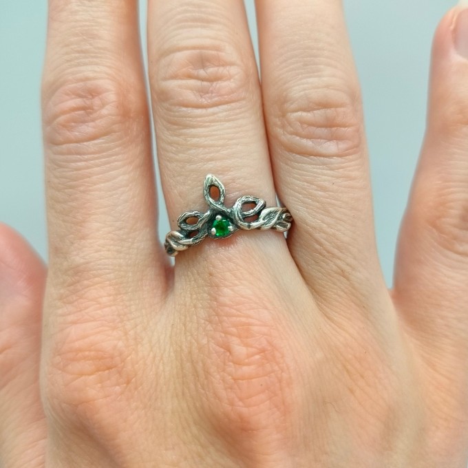 Twisted Vine Ring with a Touch of Emerald Magic