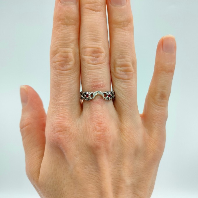 Twisting Shadows: Gothic Sterling Silver Ring with Sculpted Elegance