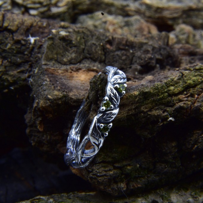 Vine of Eternity: Twisted Gothic Band Ring
