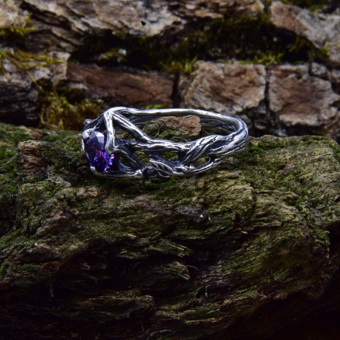 Enchanting Silver Ring Featuring a Purple Amethyst