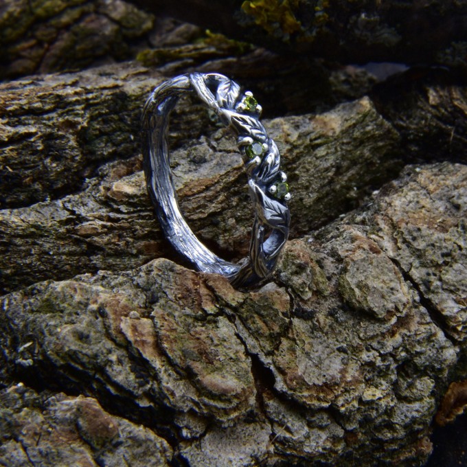 Vine of Eternity: Twisted Gothic Band Ring