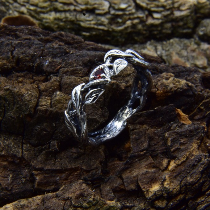 Exquisite Gothic Silver Ring with Garnet and Twisted Design