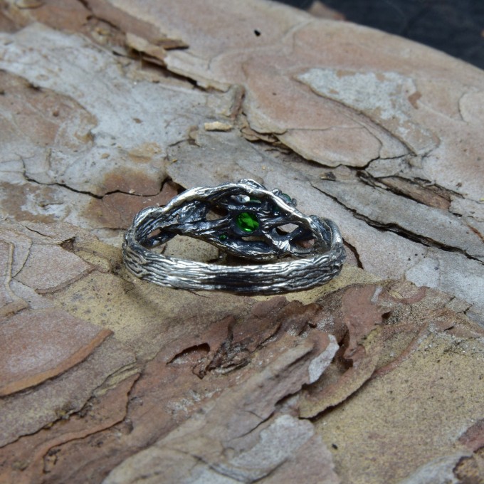 Elegant Silver Vine Ring with Emerald – A Gothic Romance