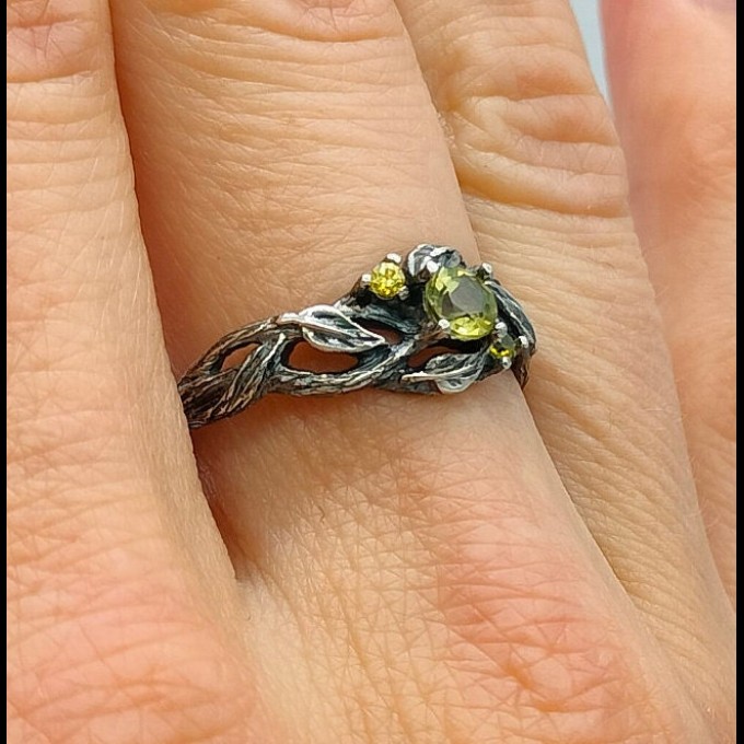 Vine Ring with Peridot – Enchanting Fantasy Jewelry