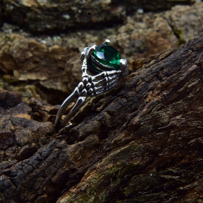 Unique Silver Ring with Emerald Gemstone and Dragon Claw Design
