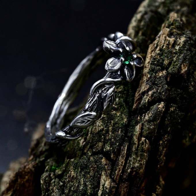 Gothic Silver Ring with Emerald and Floral Design