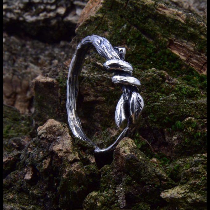 Nature-Inspired Gothic Ring with Twisted Vines