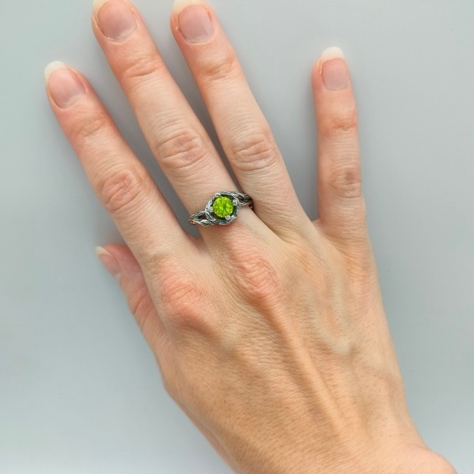 Unique Silver Ring with Peridot and Nature-Inspired Design