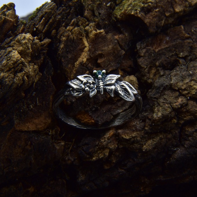 Gothic Silver Ring with a Sparkling Emerald