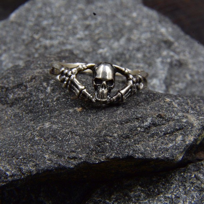 Stunning Silver Skeleton Ring – Embrace the Gothic Spirit