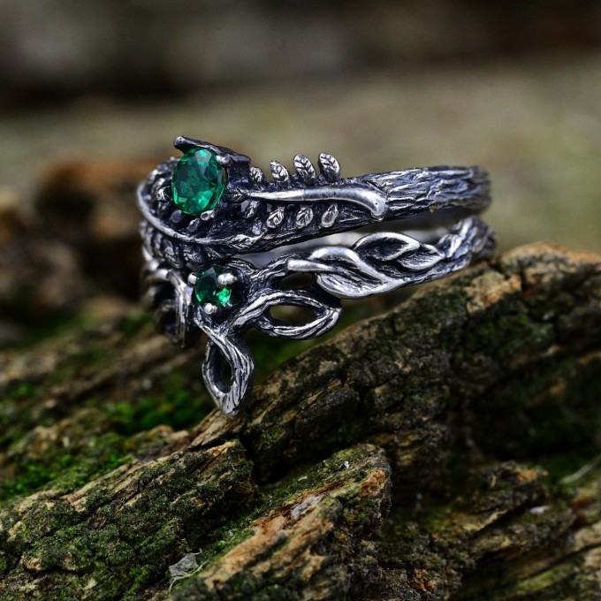 Twisted Vine Silver Ring Set with Emerald Stones