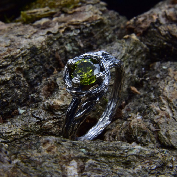 Elegant Silver Ring Featuring a Stunning Green Peridot