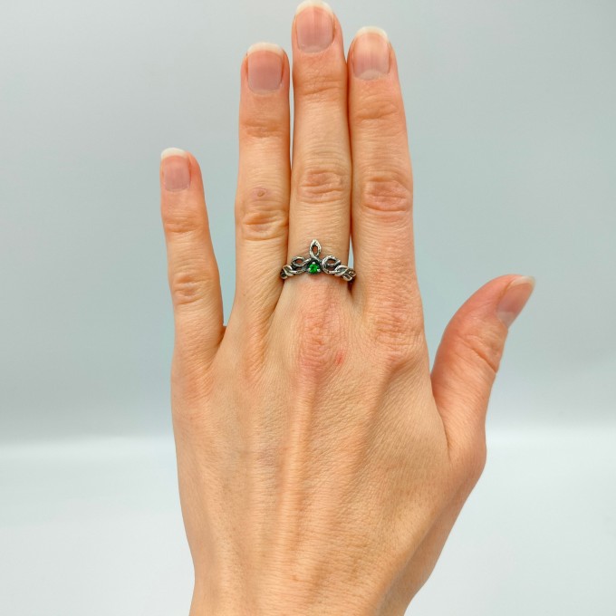 Delicate Silver Ring with Emerald and Vine Design