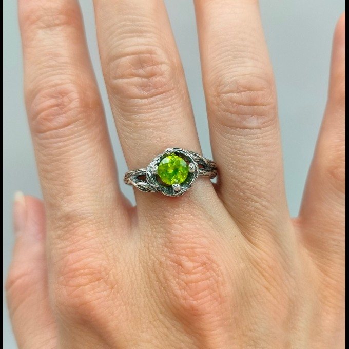 Unique Silver Ring with Peridot and Nature-Inspired Design