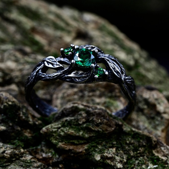 Exquisite Silver Ring with Emerald and Nature Motifs