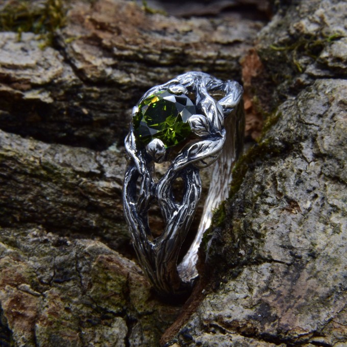 Serpent's Embrace: Gothic Ring with Emerald Glow