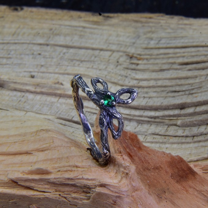 Verdant Bloom: Gothic Sterling Silver Ring with a Radiant Emerald
