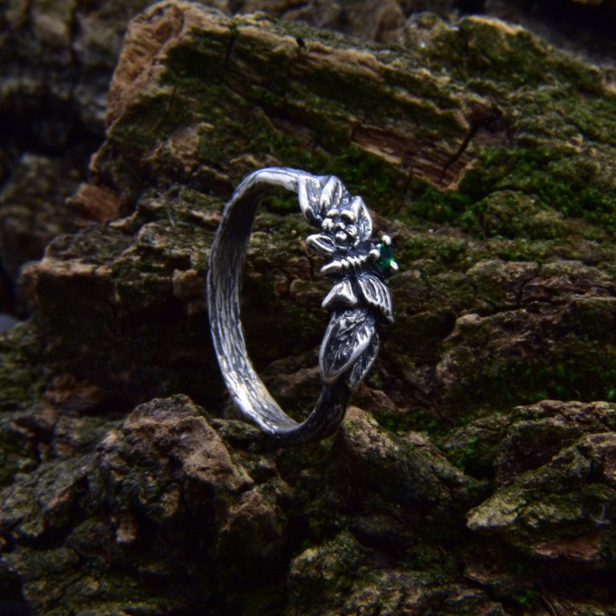 Silver Ring with Emerald and Leaf Design