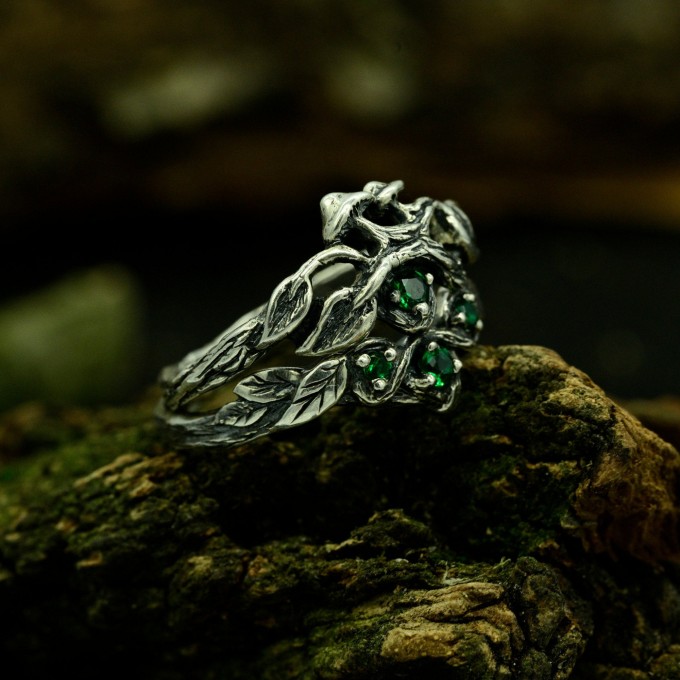Enchanted Grove: Gothic Emerald Ring of Nature's Elegance