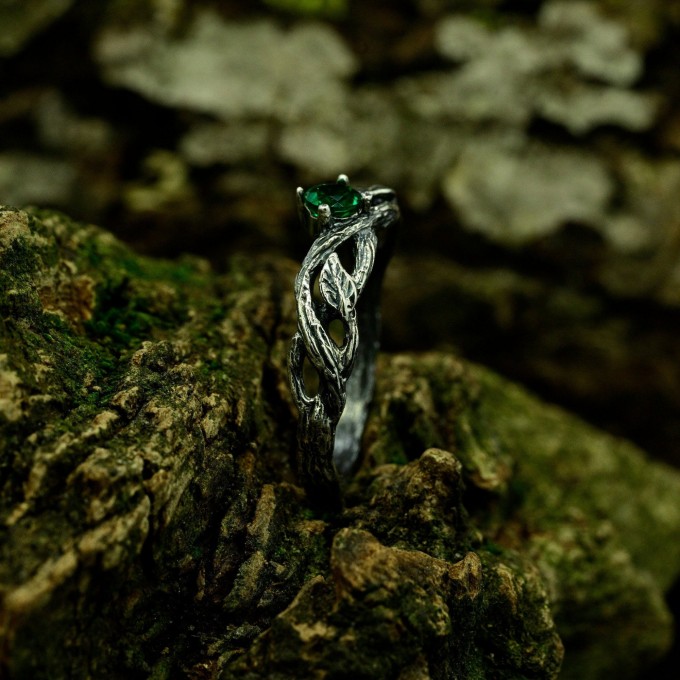 Elegant Silver Ring with Twisting Vines and Emerald Gemstone