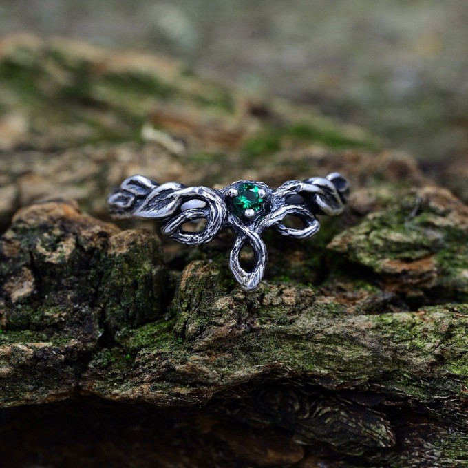 Delicate Silver Ring with Emerald and Vine Design