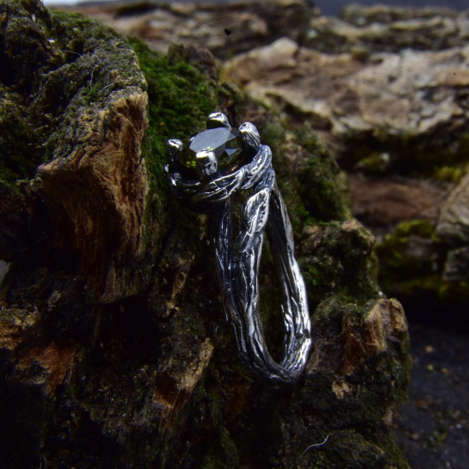 Unique Silver Ring with Peridot and Nature-Inspired Design