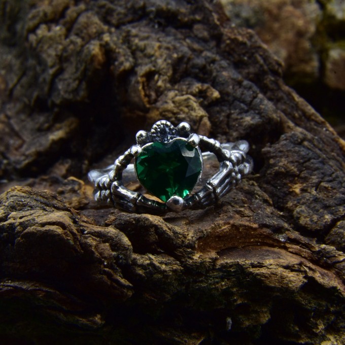 Unique Silver Ring with Emerald Gemstone and Dragon Claw Design