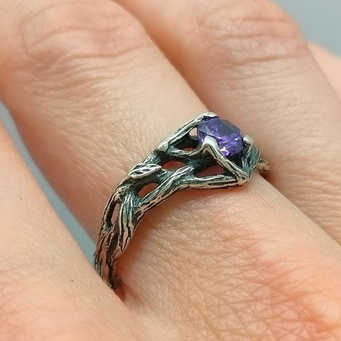 Enchanting Silver Ring Featuring a Purple Amethyst