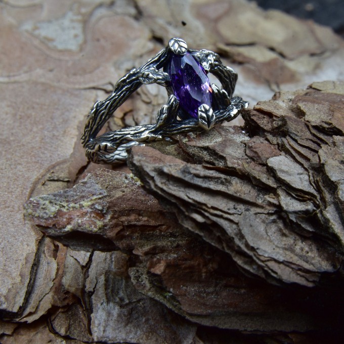 Elegant Gothic Ring with Amethyst Gemstone