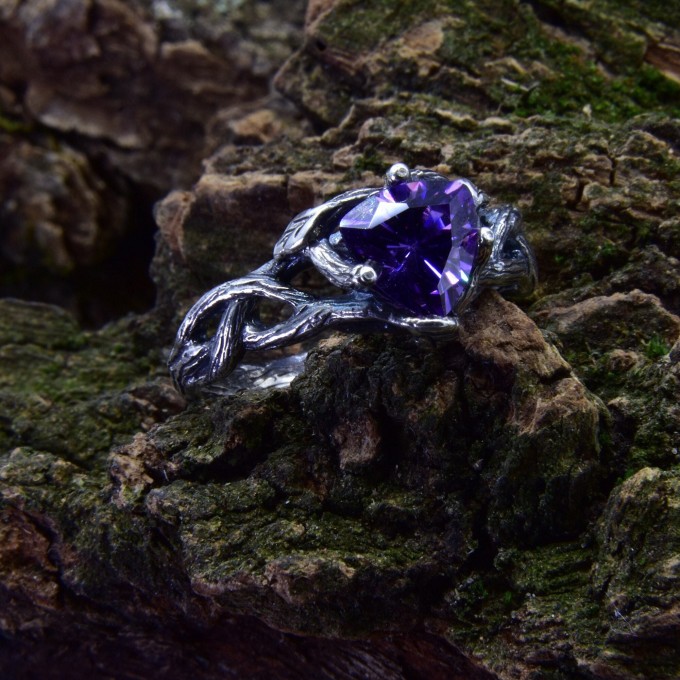 Elegant Gothic Ring with Amethyst Gemstone