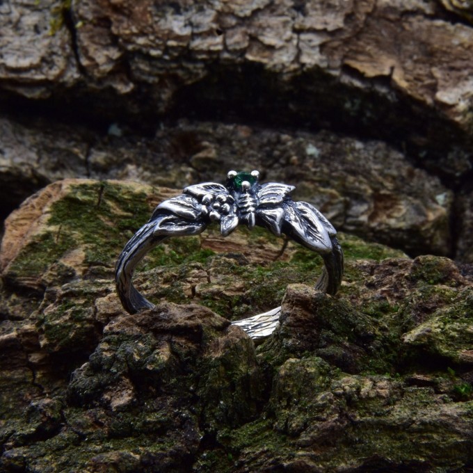 Silver Ring with Emerald and Leaf Design