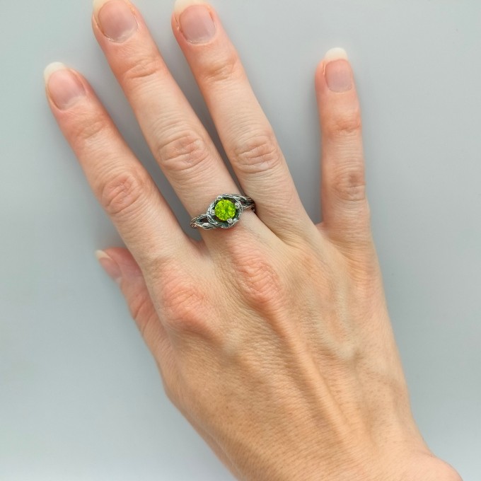 Elegant Silver Ring Featuring a Stunning Green Peridot