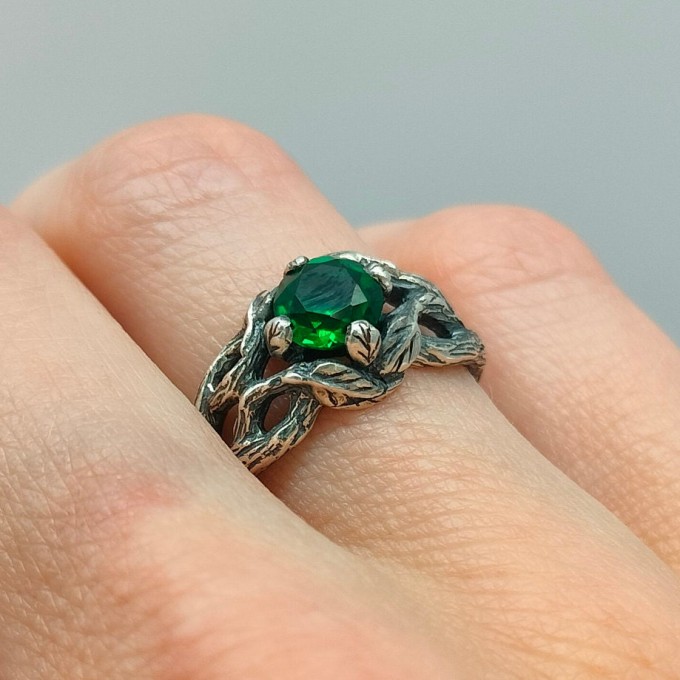 Serpent's Embrace: Gothic Ring with Emerald Glow