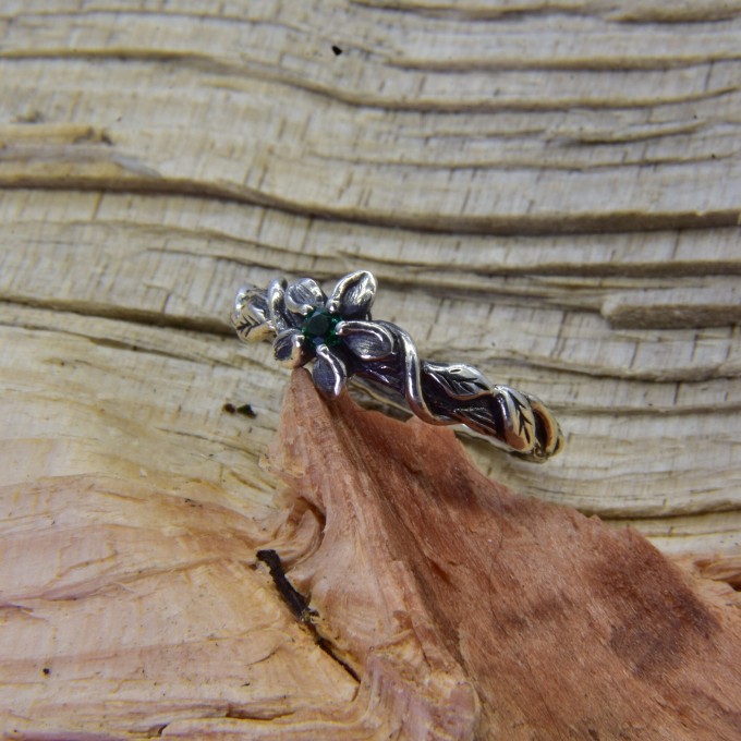 Gothic Ring with Delicate Leaf Motif and Natural Charm